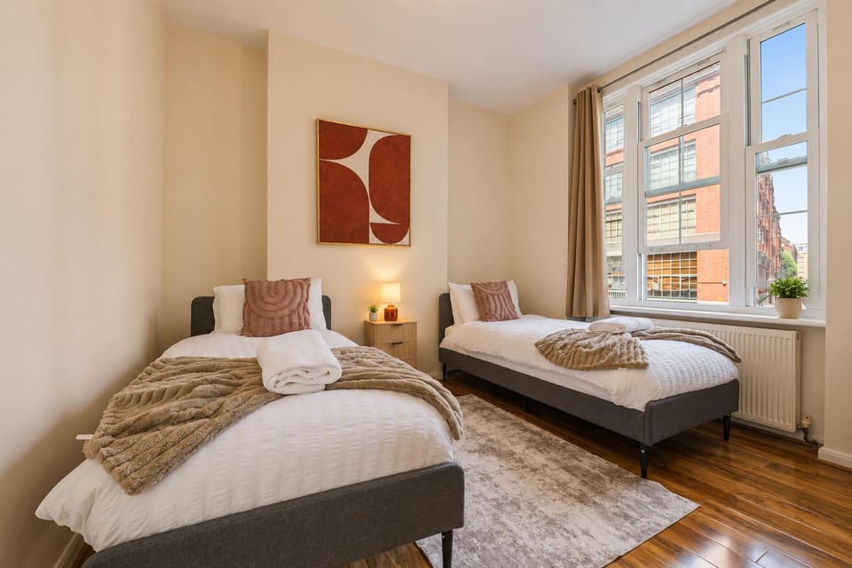 Spacious 2BR Tooley Street Flat Tower Bridge Apartment in London Borough of Southwark