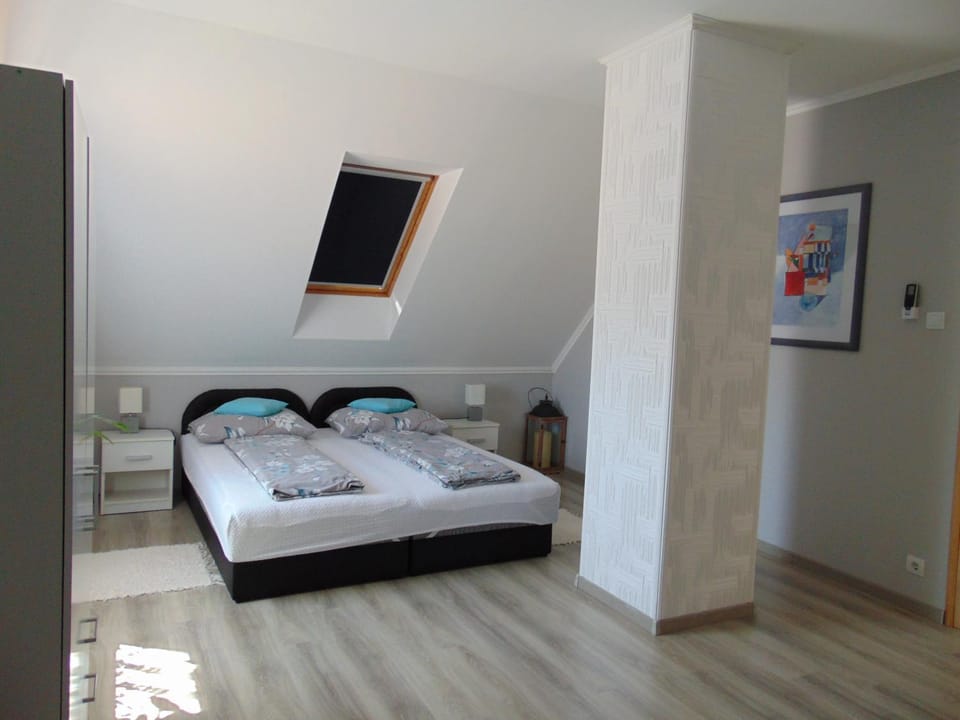 Bed, Photo of the whole room