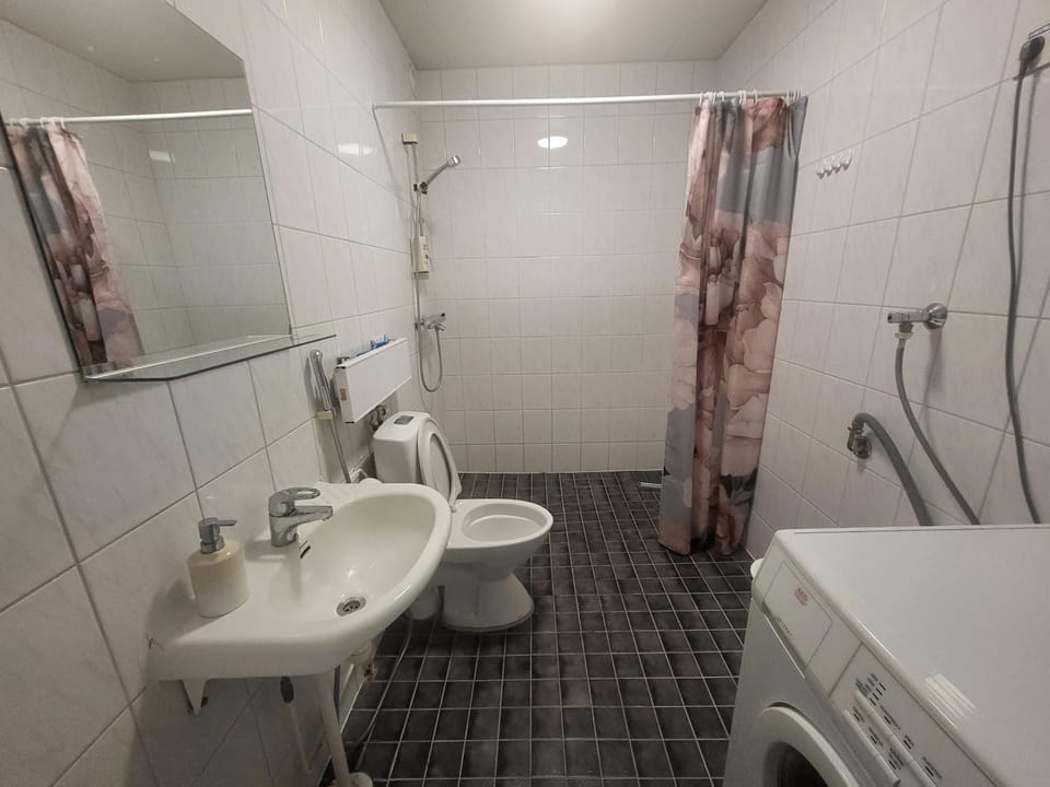 Shower, Bathroom, towels, washing machine