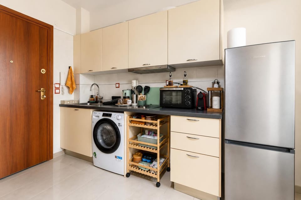 Coffee/tea facilities, Kitchen or kitchenette, stove, washing machine, dryer