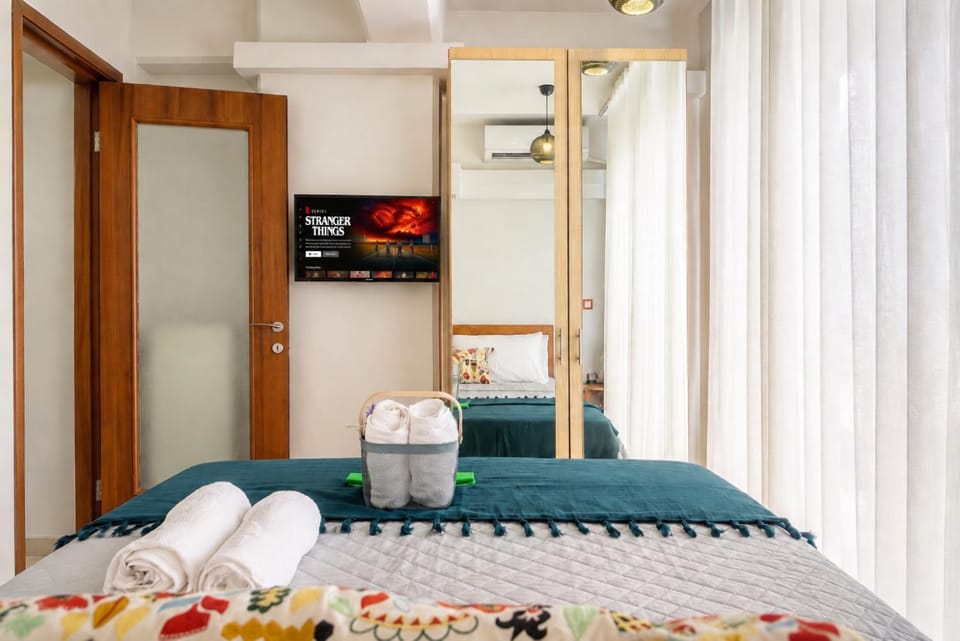 Bed, TV and multimedia, Bedroom, towels, air conditioner