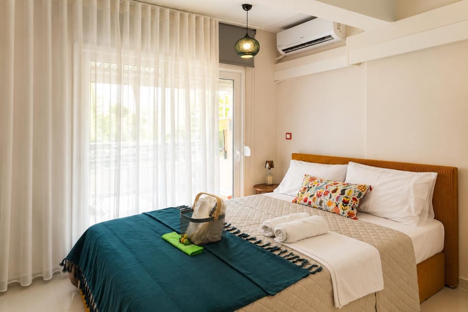 Bed, Bedroom, towels, air conditioner