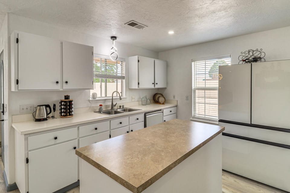 2 Mi to Old Town ABQ! Remodeled Retreat w/ Yard House in Albuquerque