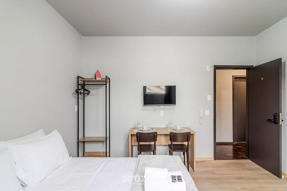 Bed, TV and multimedia, Seating area, Bedroom
