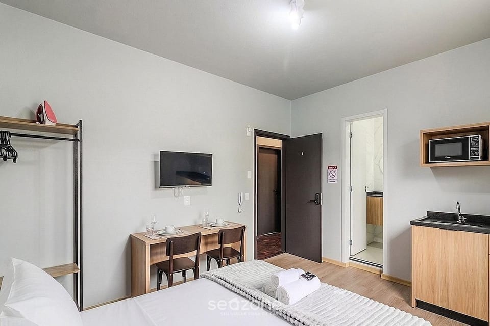 Bed, TV and multimedia, Kitchen or kitchenette, Seating area, Bedroom
