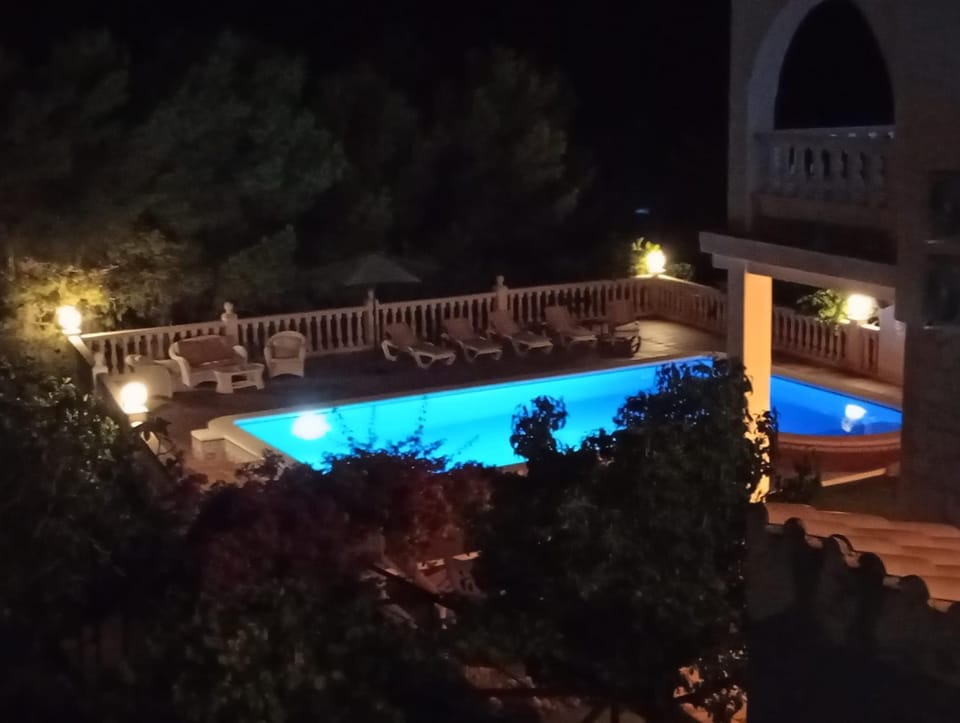 Swimming pool