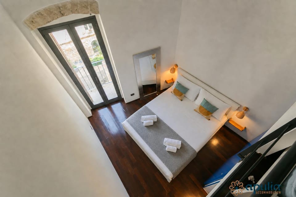 Photo of the whole room, Bedroom, towels