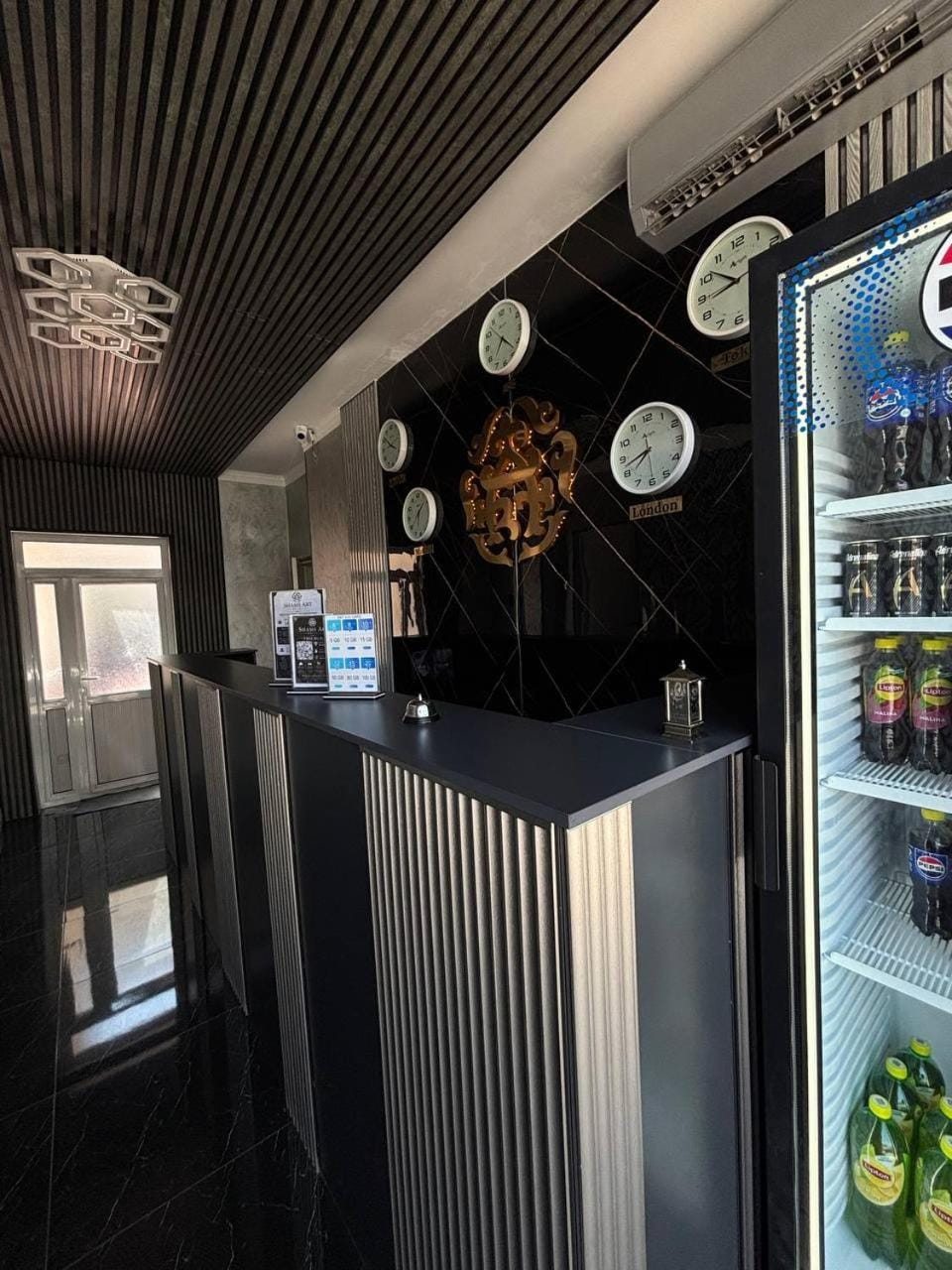 Property logo or sign, Lounge or bar, Food and drinks, Logo/Certificate/Sign, Drinks, Certificate/Award, vending machine
