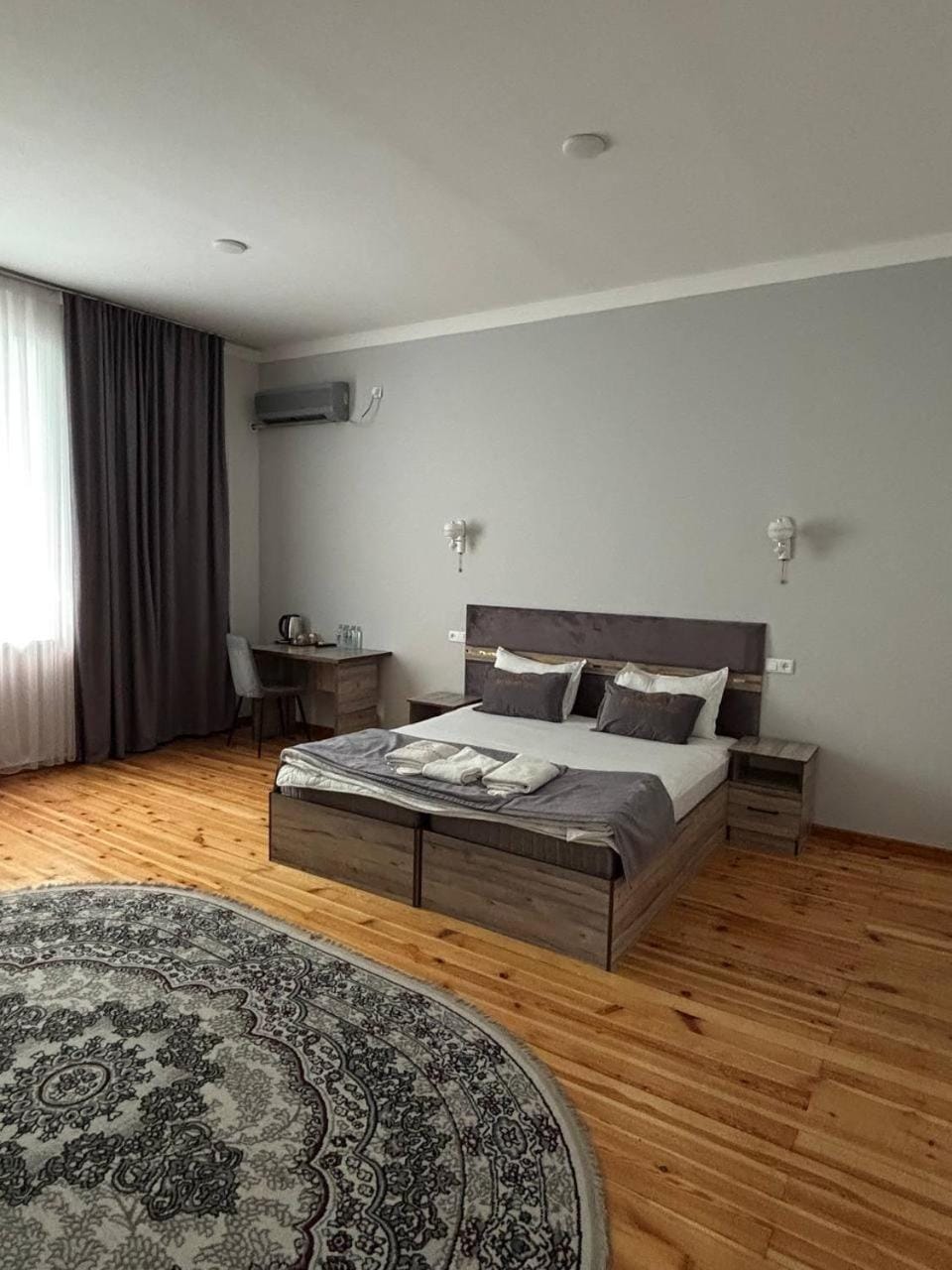 Bed, Living room, Photo of the whole room, Seating area, Bedroom, towels