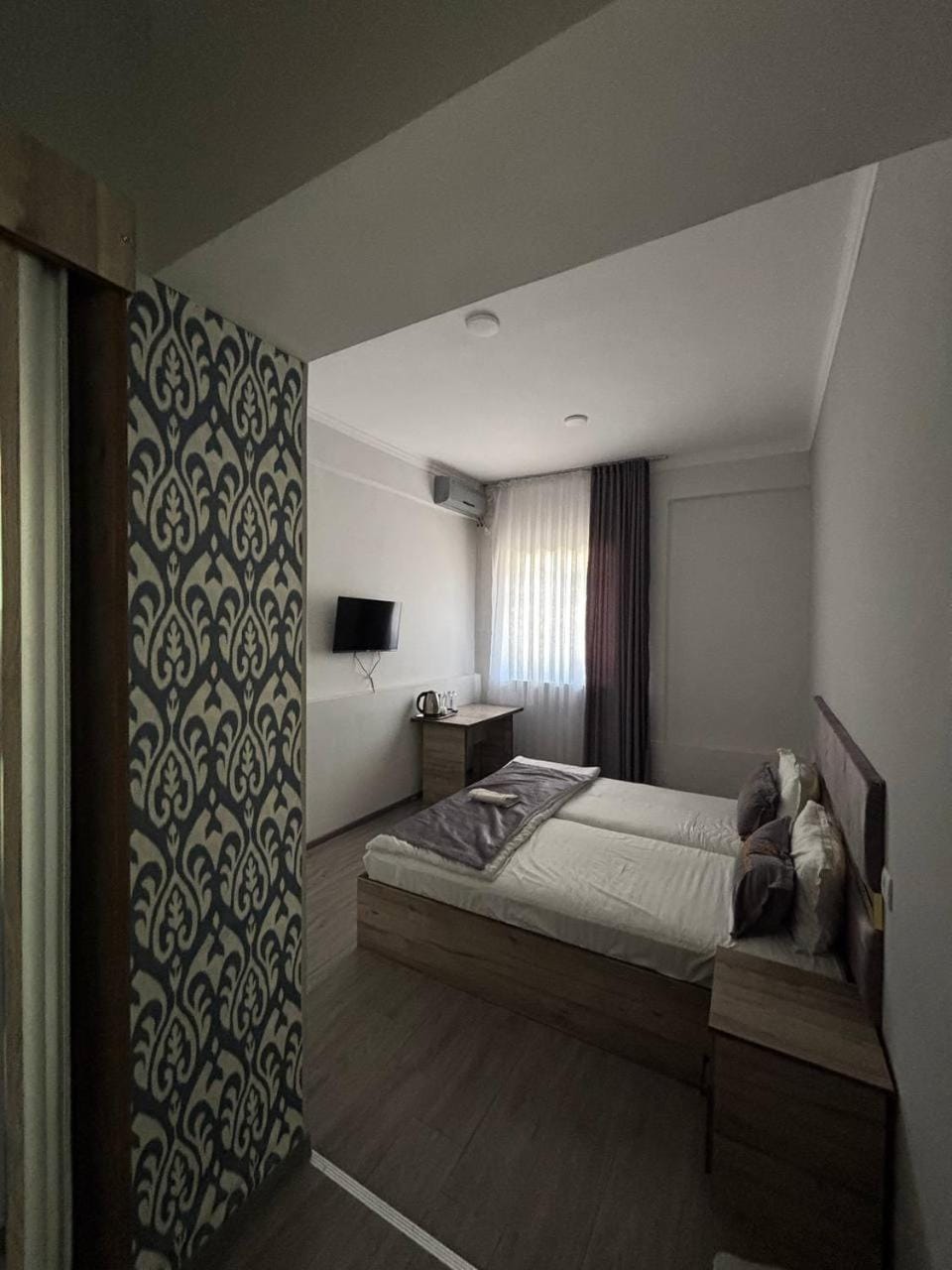 Bed, TV and multimedia, Living room, Photo of the whole room, Seating area, Bedroom