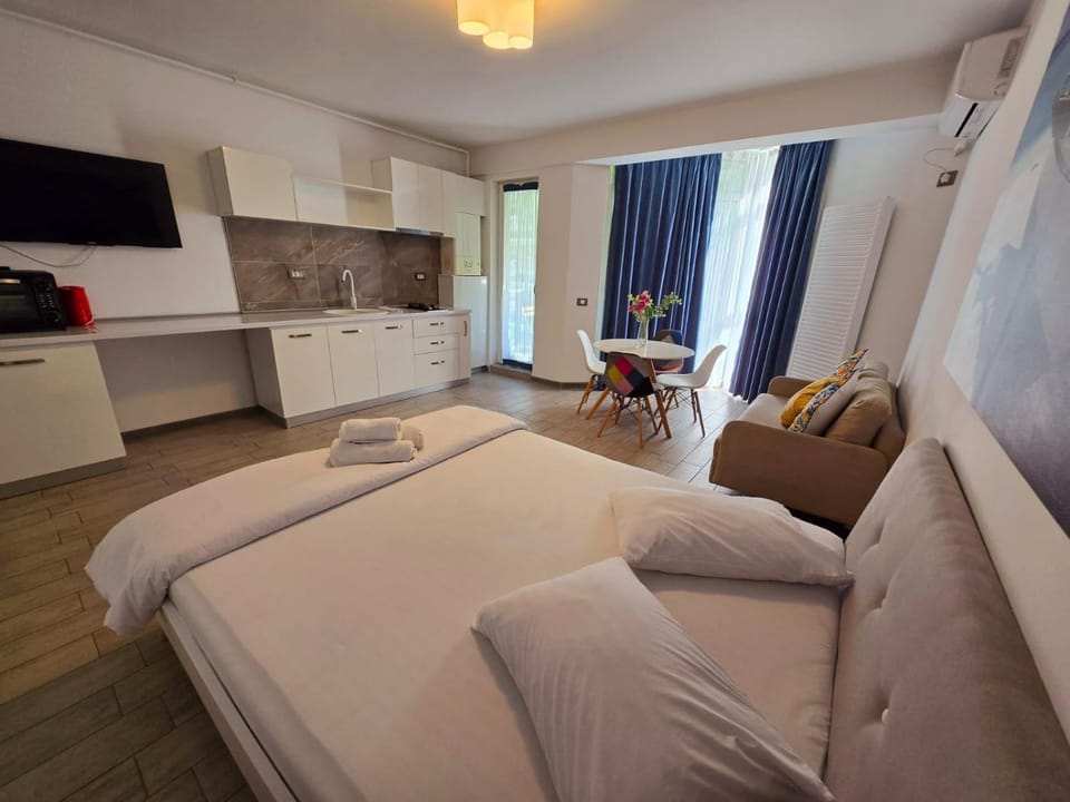 Horizon Studio Azizi - Beach Pool & Spa Resort Apartment in Constanța County
