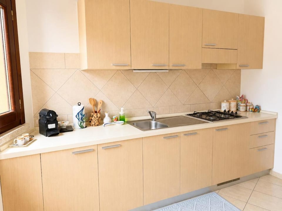 Coffee/tea facilities, Kitchen or kitchenette, stove