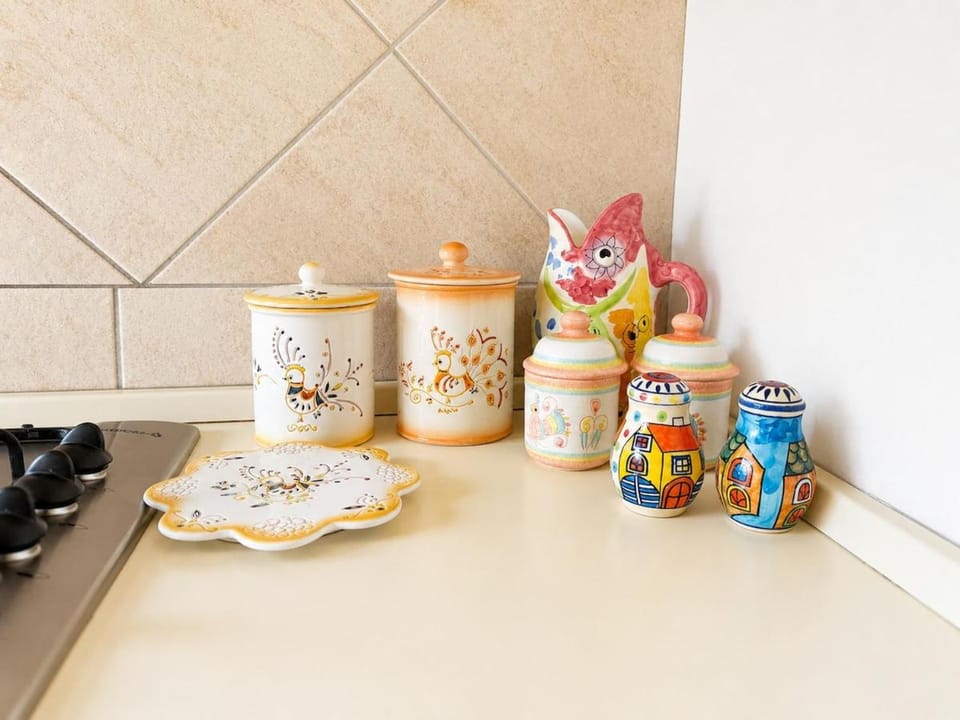 Kitchen or kitchenette, Food, Drinks