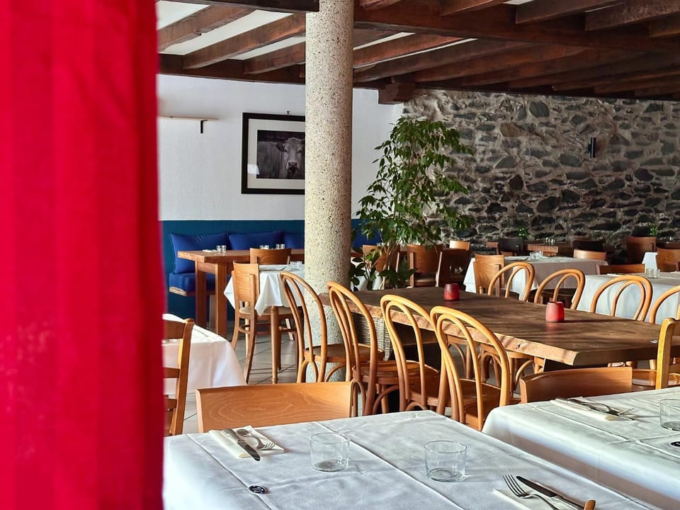 Restaurant/places to eat, Restaurant/places to eat, Seating area