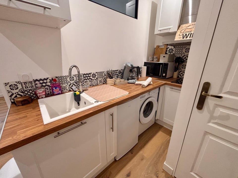 Kitchen or kitchenette