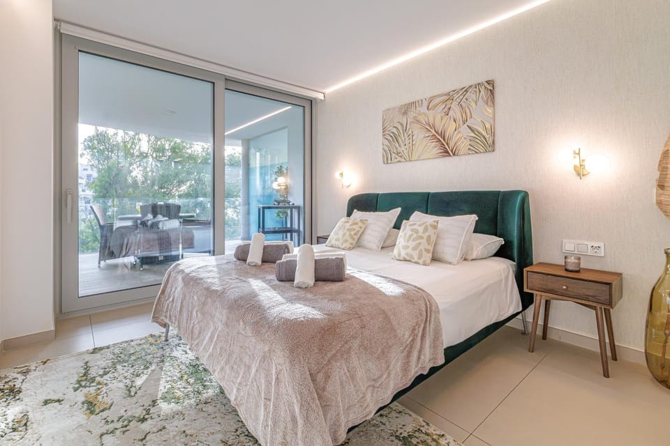 Bed, Bedroom, towels