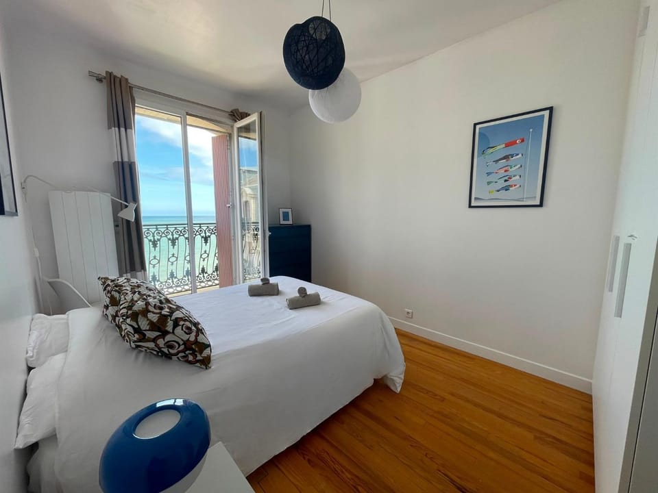 Photo of the whole room, Bedroom, Sea view, storage