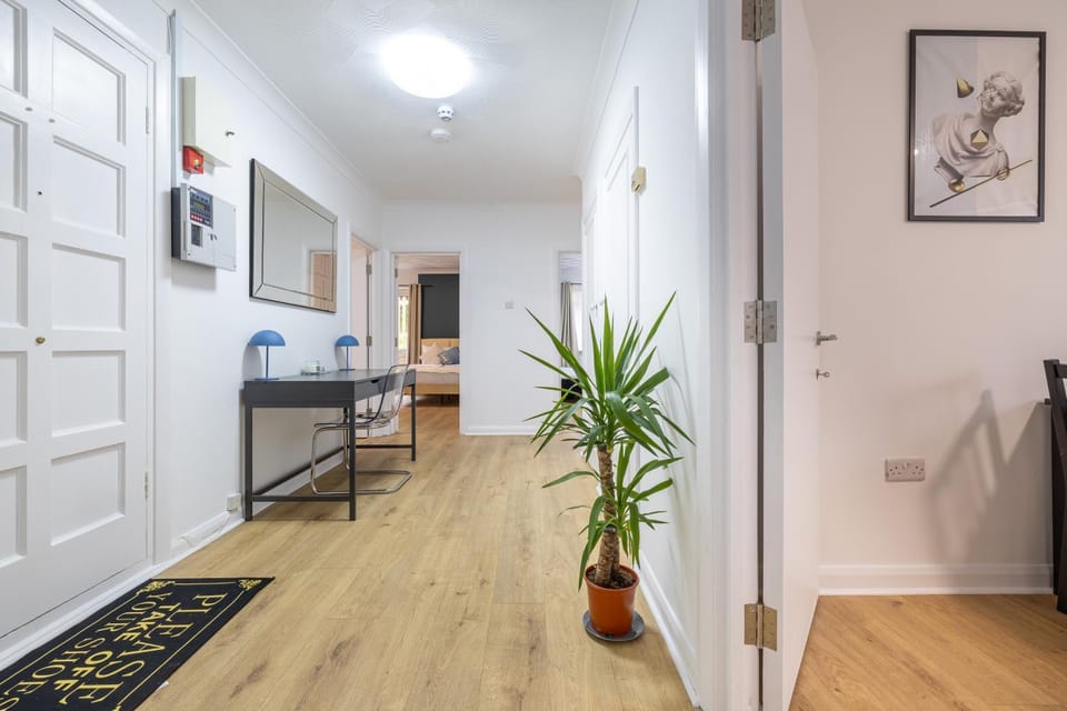 The Hove Retreat - Sleeps 10 - 4BR Coastal Escape House in Hove