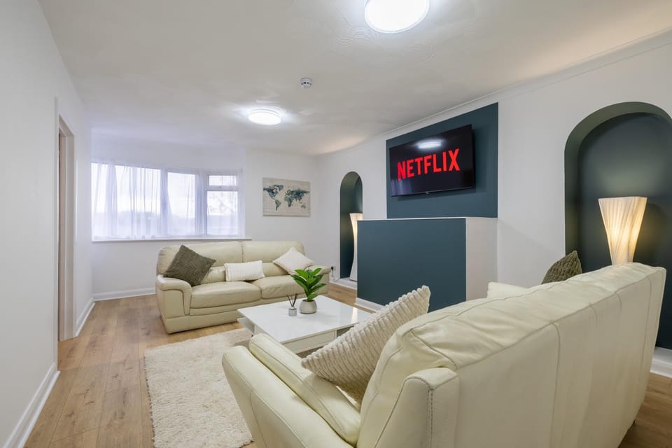 The Hove Retreat - Sleeps 10 - 4BR Coastal Escape House in Hove