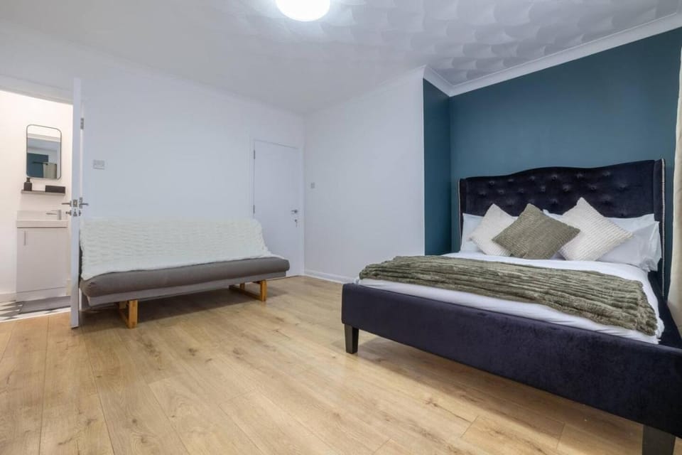The Hove Retreat with Garden and Parking House in Hove