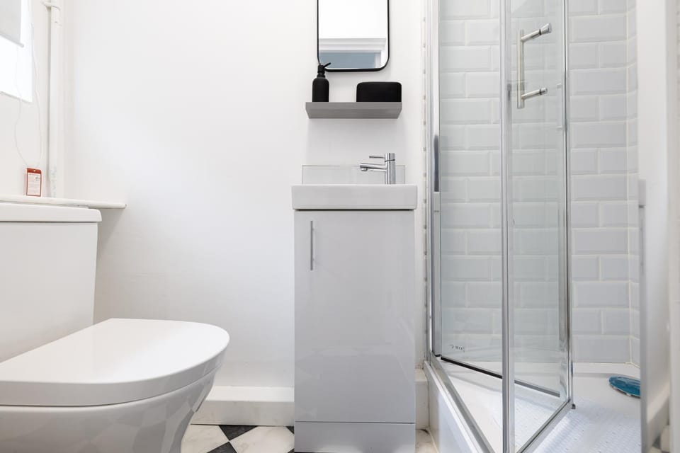 The Hove Retreat - Sleeps 10 - 4BR Coastal Escape House in Hove