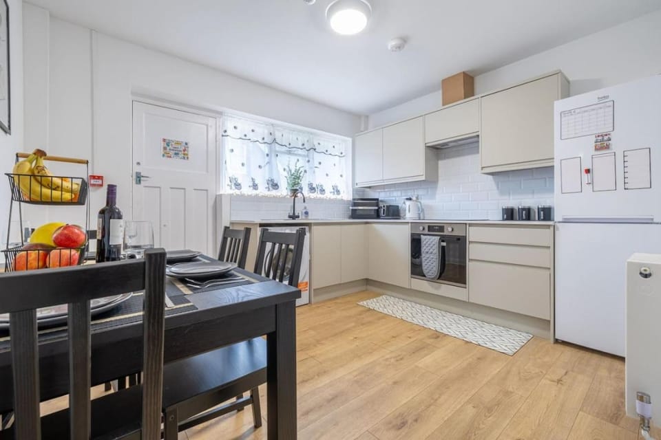 The Hove Retreat with Garden and Parking House in Hove
