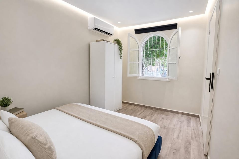 Bed, Photo of the whole room, Bedroom, internet, wardrobe, air conditioner