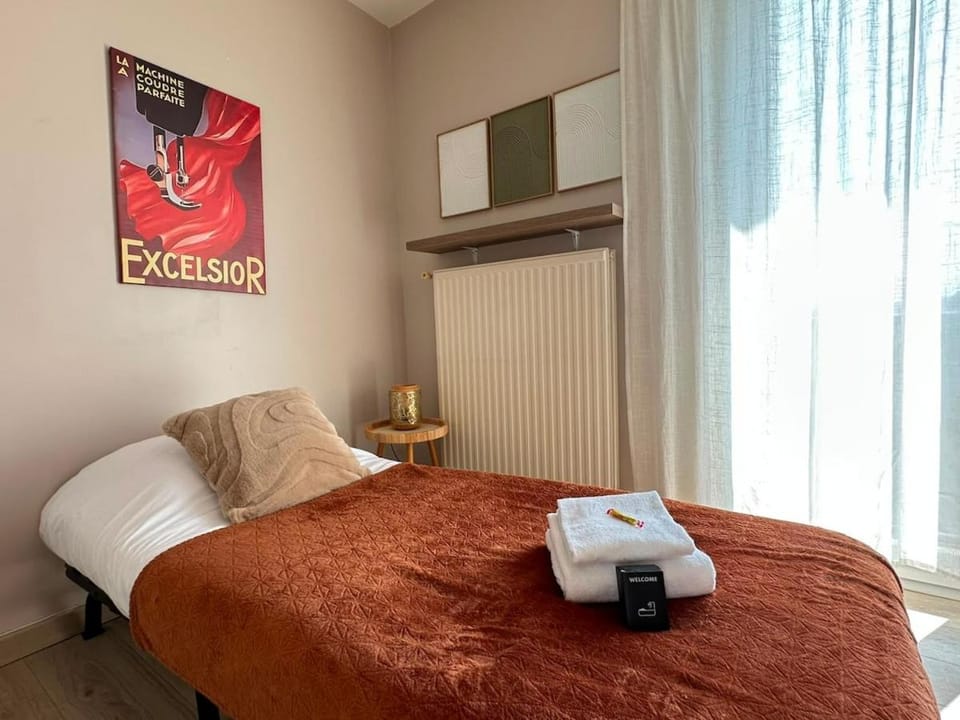 Bed, Photo of the whole room, Bedroom, towels
