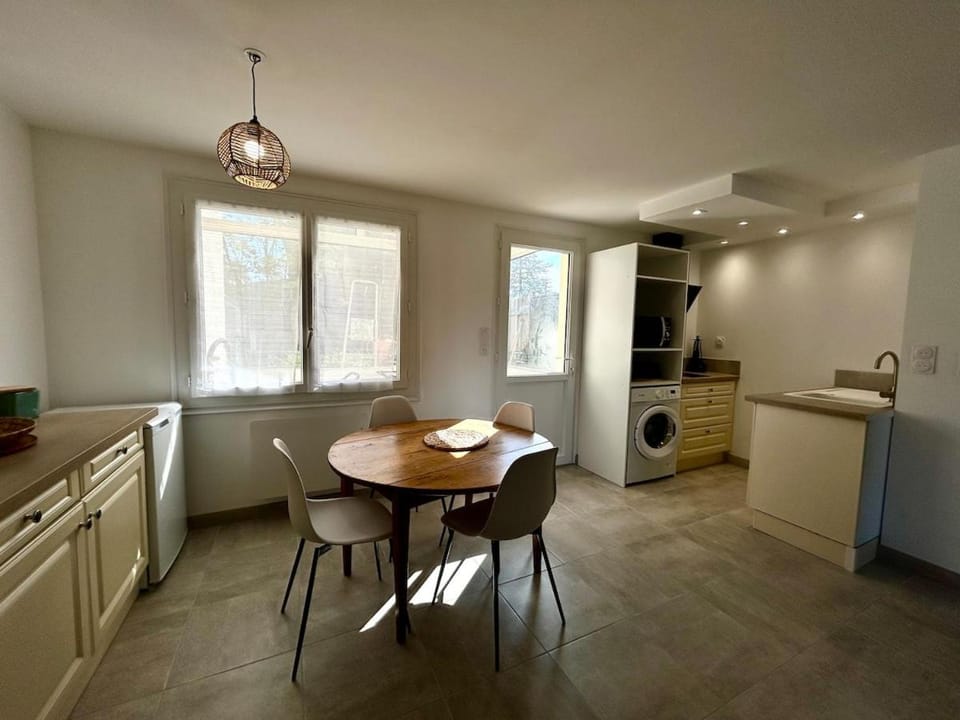 PARTHENAY - Maison 2 chambres avec 2 salles d'eau individuelles - jardin et WIFI House in Nouvelle-Aquitaine