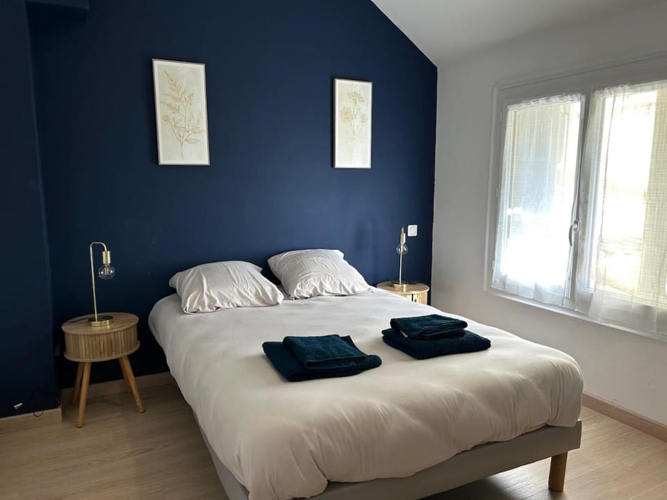 PARTHENAY - Maison 2 chambres avec 2 salles d'eau individuelles - jardin et WIFI House in Nouvelle-Aquitaine
