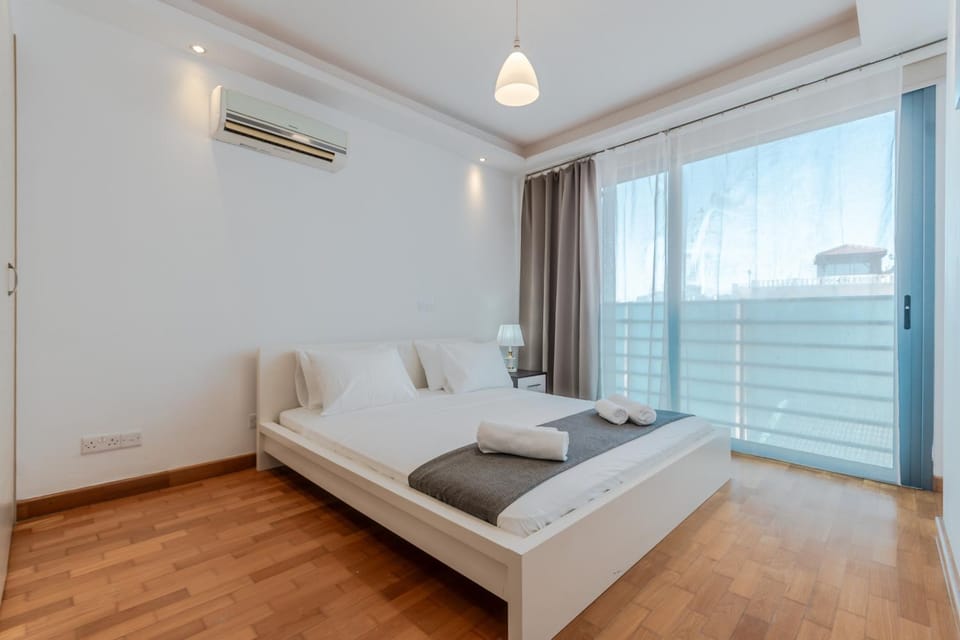 Bed, Bedroom, towels, air conditioner