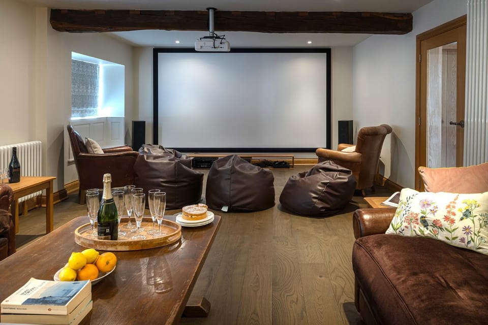 Communal lounge/ TV room, TV and multimedia, Living room, Dining area, Evening entertainment