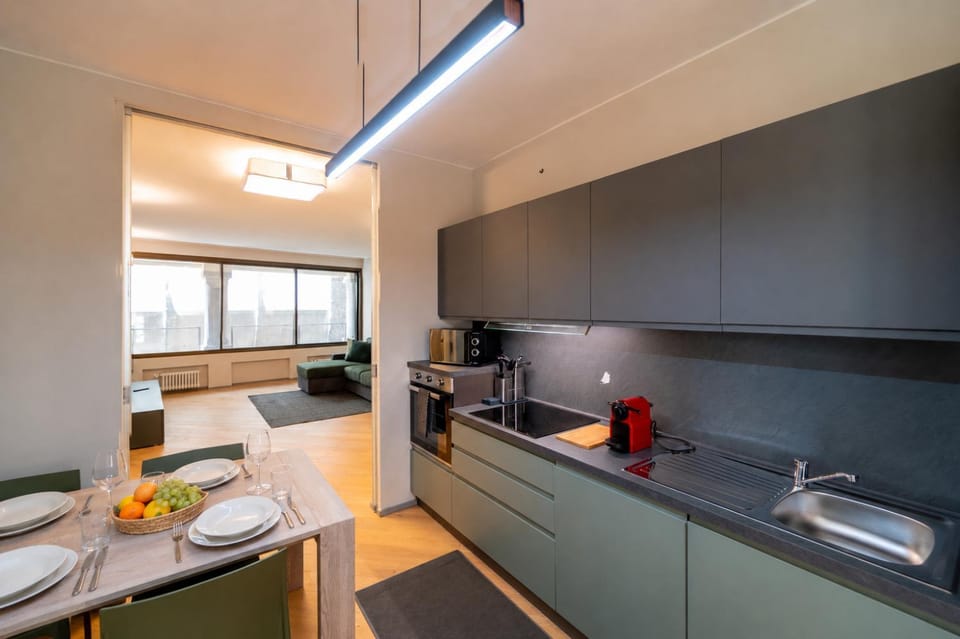 Coffee/tea facilities, Kitchen or kitchenette, Dining area, dishwasher, stove
