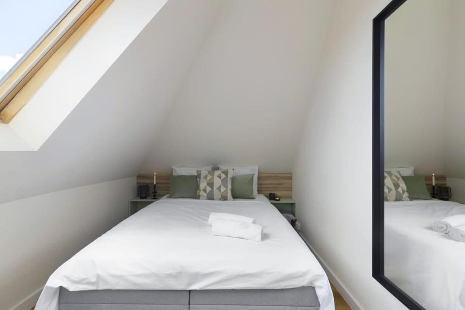 Bed, Bedroom, towels