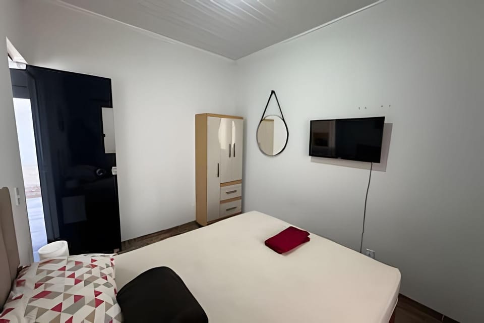 Bed, TV and multimedia, View (from property/room), Bedroom