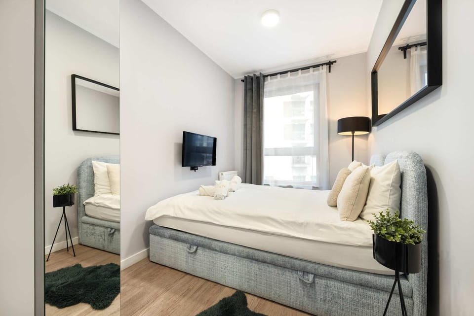 Bed, TV and multimedia, Bedroom, towels