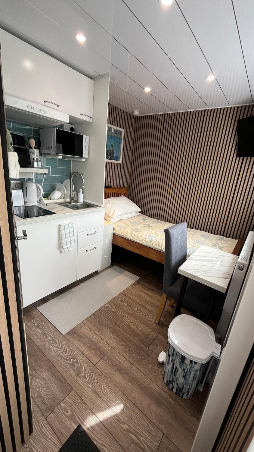 Chic &Cozy Studio Sanctuary with Private Entrance Apartment in Slough