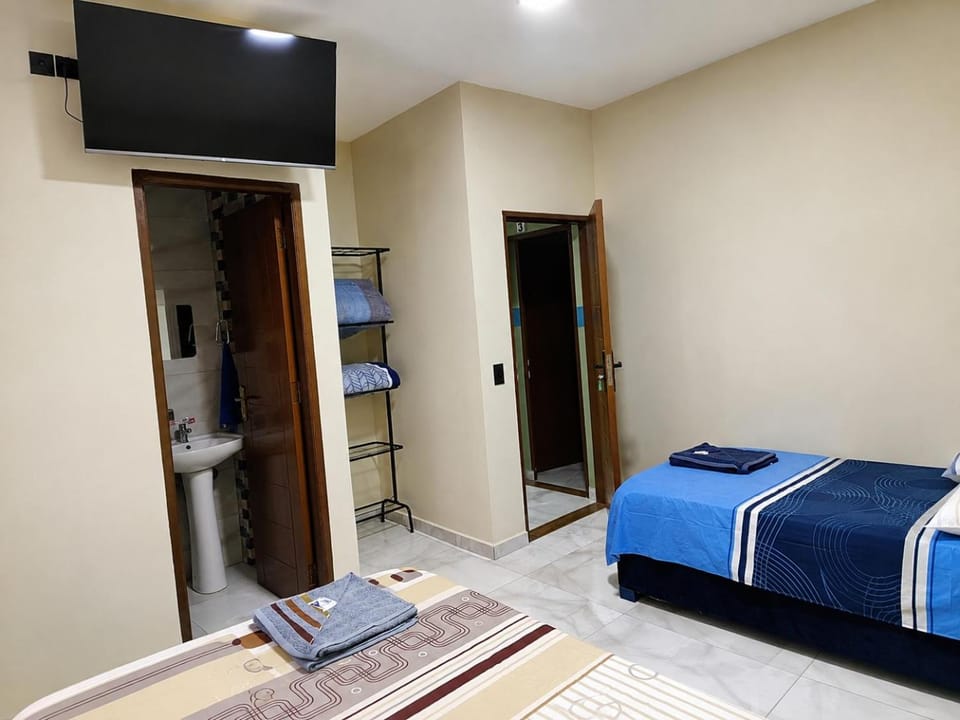 Bed, TV and multimedia, Photo of the whole room, Bedroom, towels