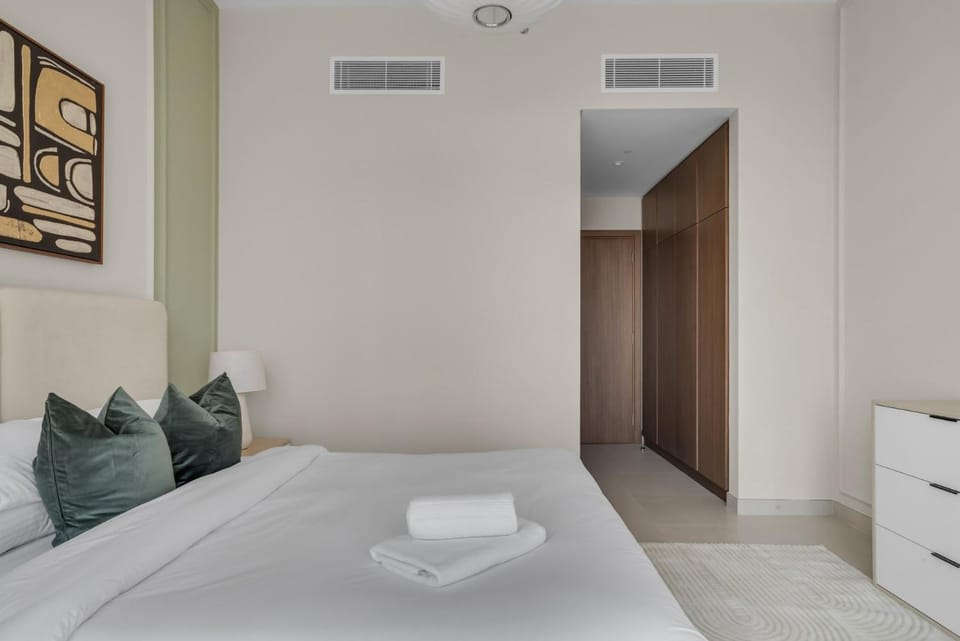 GuestReady - Canal & City Views | 2BR + Study Apartment in Dubai