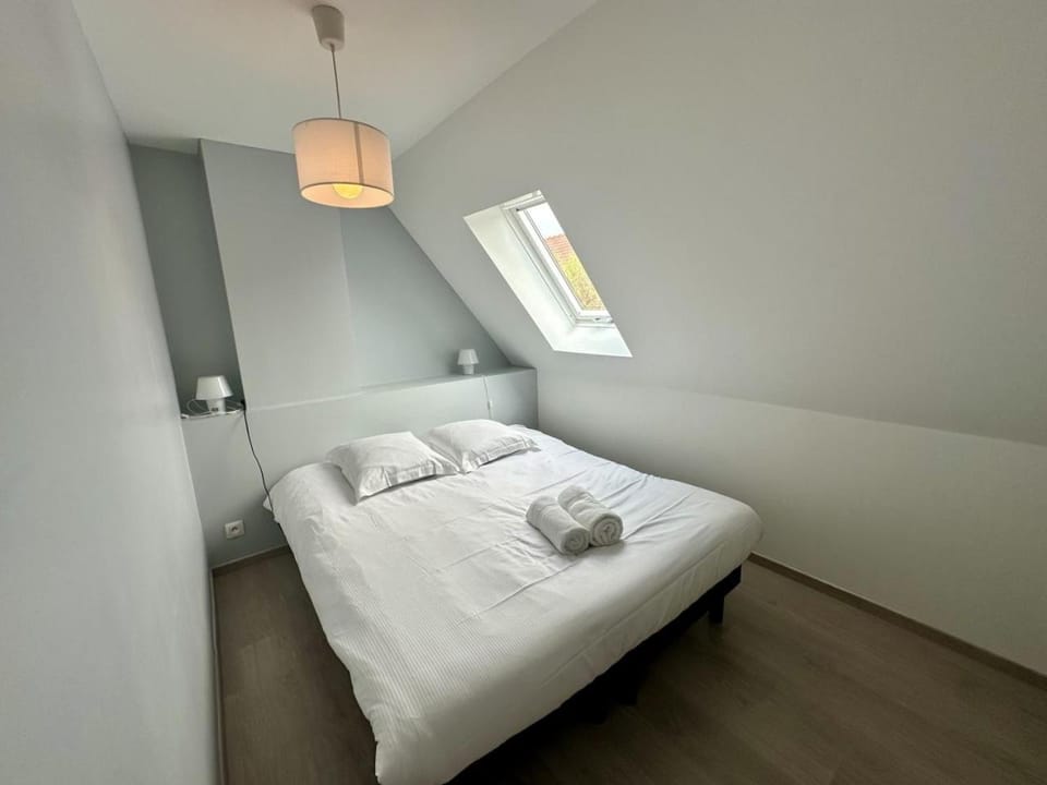 Bed, Photo of the whole room, Bedroom, towels
