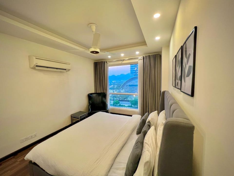 Bed, Natural landscape, TV and multimedia, Living room, Photo of the whole room, Seating area, Bedroom, Mountain view, air conditioner