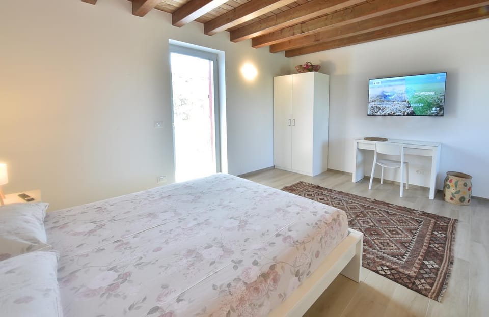 Bed, TV and multimedia, Bedroom