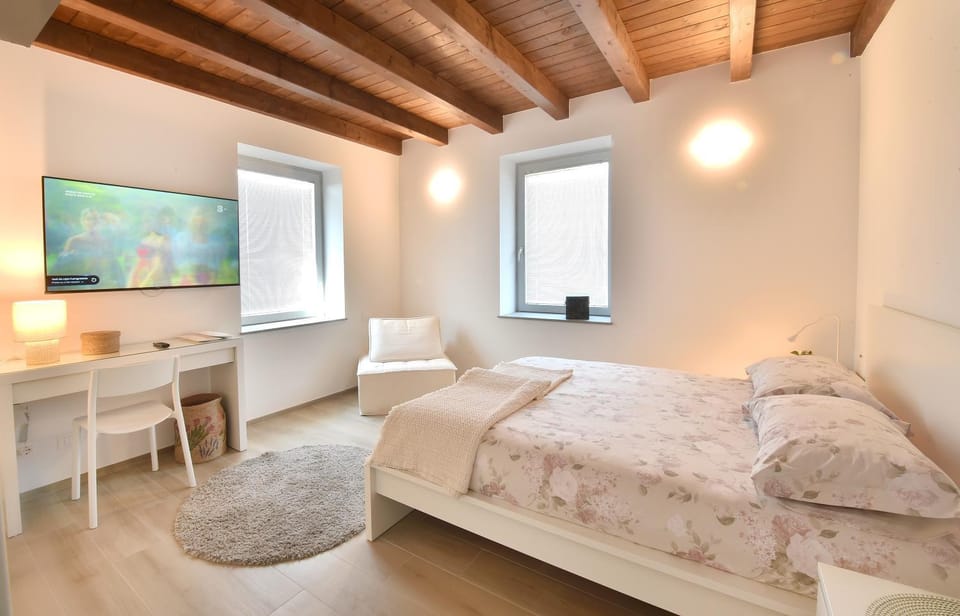 TV and multimedia, Photo of the whole room, Bedroom