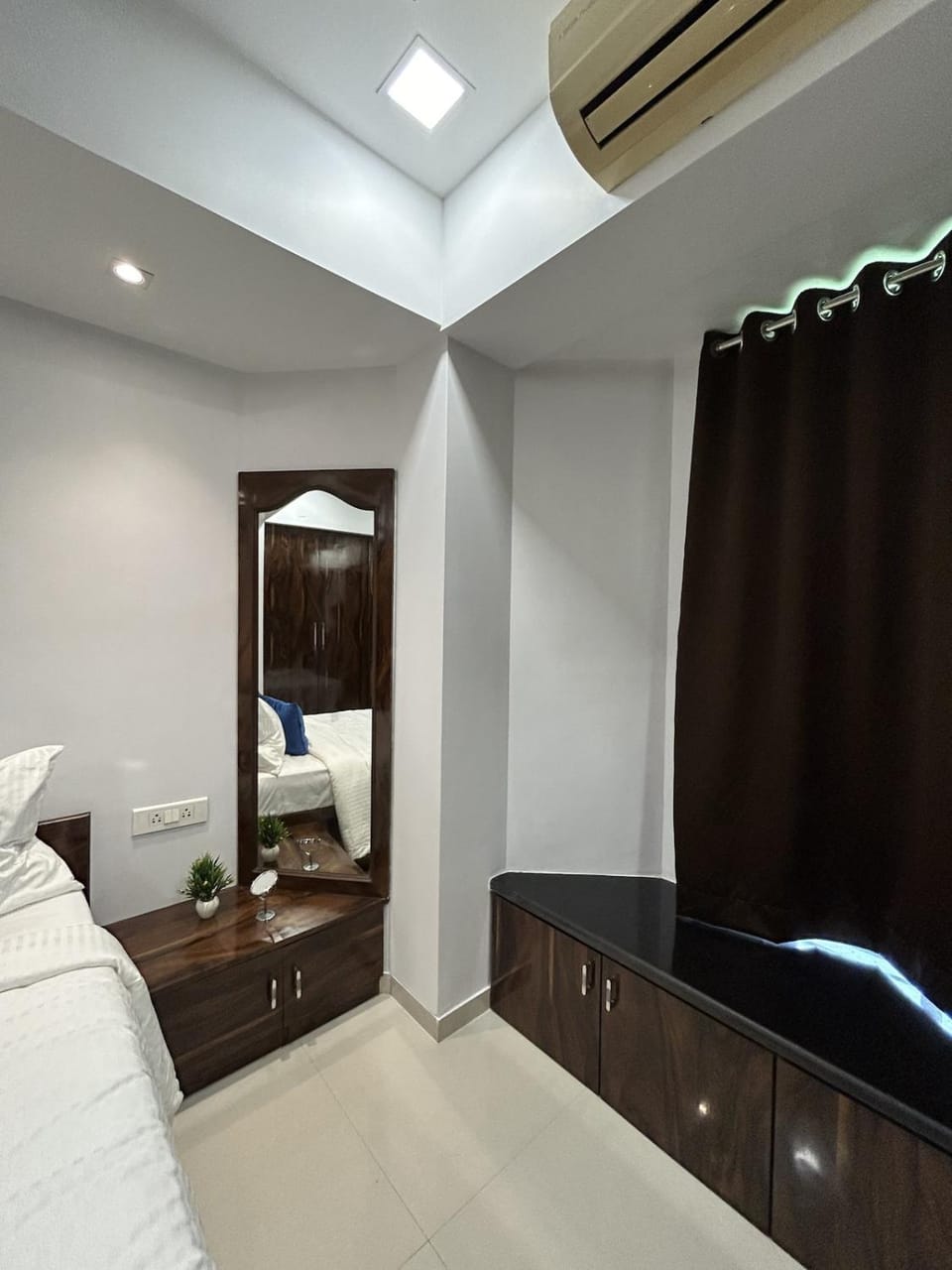 Raut Suites Suite No 1 1BHK apartment Hiranandani Powai Apartment in Mumbai