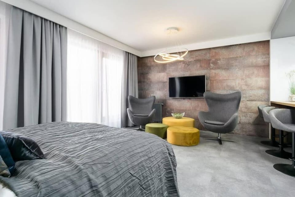 Bed, TV and multimedia, Living room, Seating area, Bedroom
