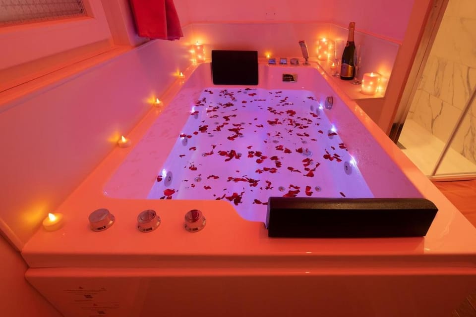 Bed, Hot Tub, Massage, Spa and wellness centre/facilities, Photo of the whole room, Bedroom
