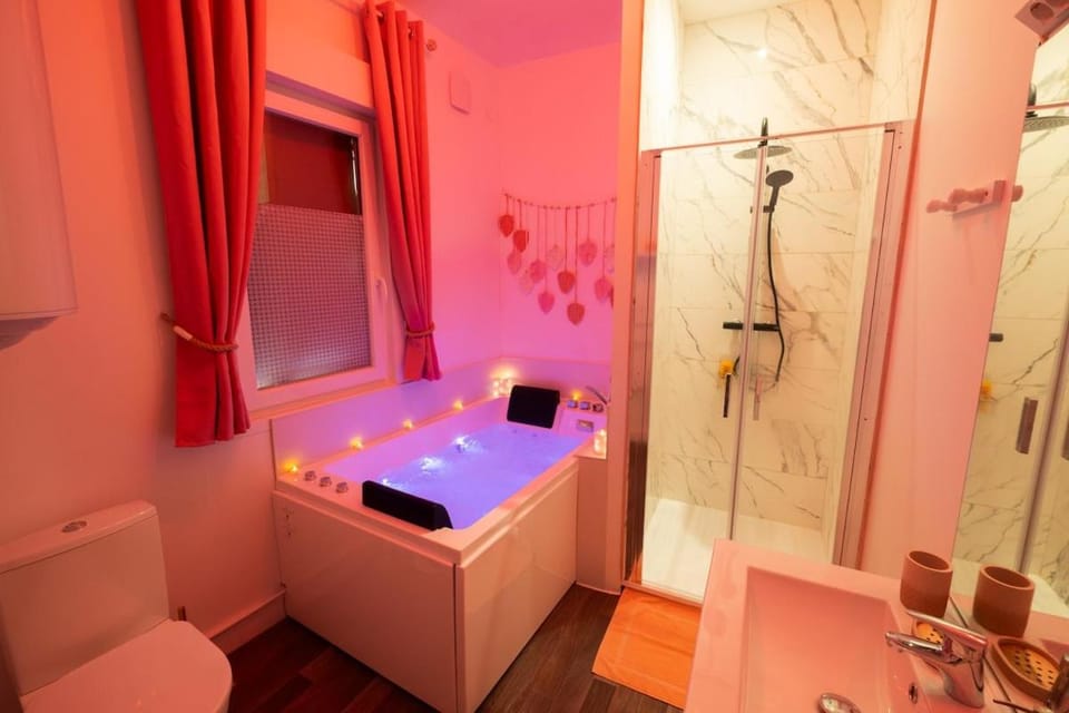 Shower, Bed, Hot Tub, Hot Tub, Bathroom, Photo of the whole room, Bedroom, Bath, towels