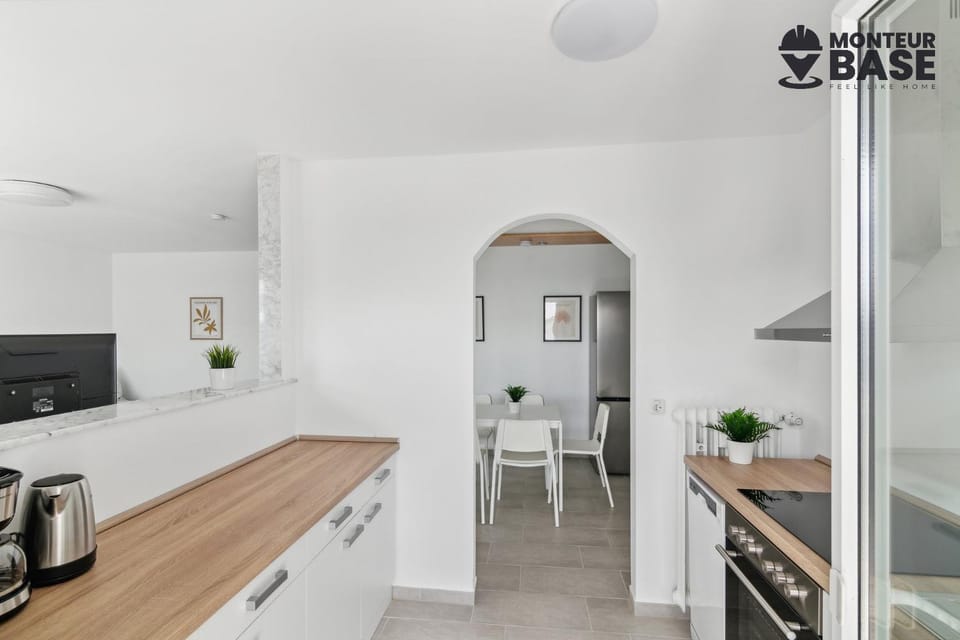 Coffee/tea facilities, Kitchen or kitchenette, Dining area, oven, stove