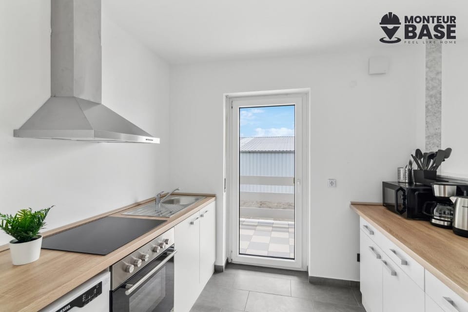 Coffee/tea facilities, Kitchen or kitchenette, stove