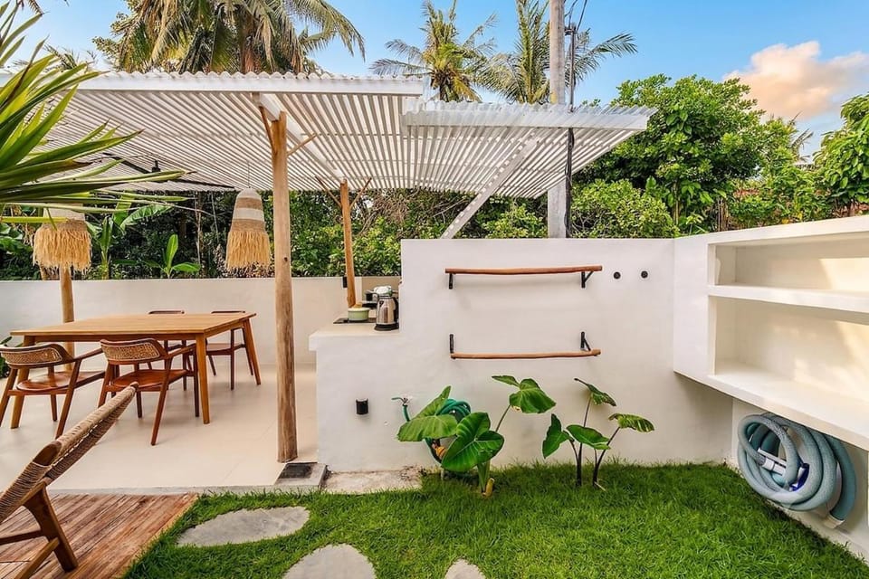 Property building, Patio, Spring, Day, Garden, View (from property/room), Balcony/Terrace, Living room, Seating area, Dining area, Garden view
